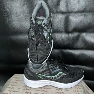 Brand new Saucony Women's Cohesion 15 Running Shoe size 5